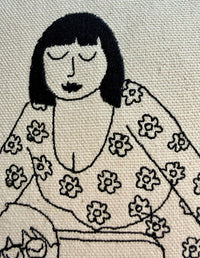Coussin 30X50 portrait brodé — L’Enfantin x Maude Manivert.